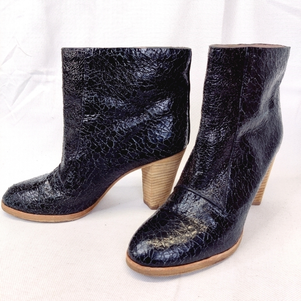 Marc Jacobs Black Crackle Leather Ankle Boots w/ Stacked Heels Sz 41